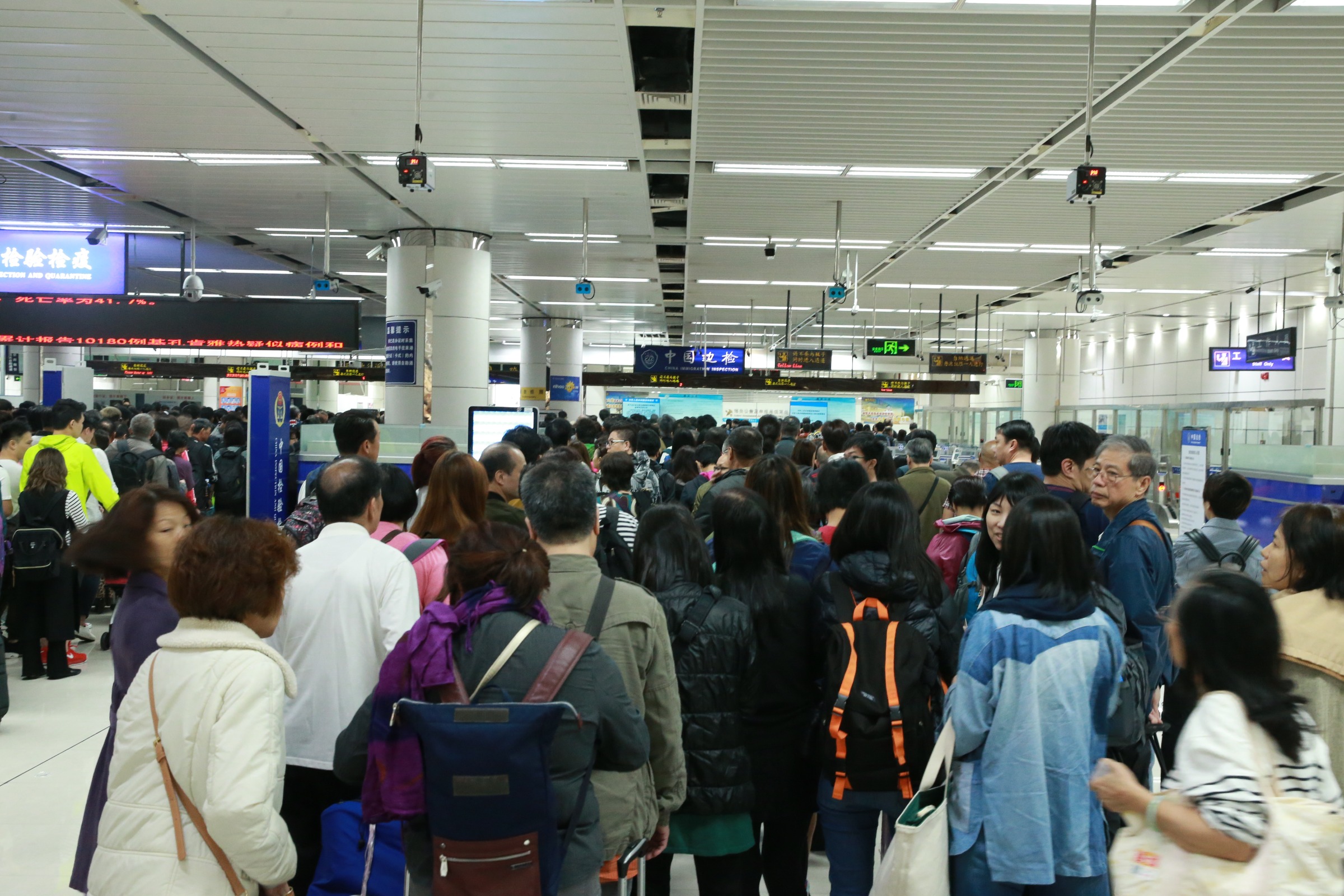 春节前迎客流高峰 深圳湾口岸单日出入境达18.4万人次
